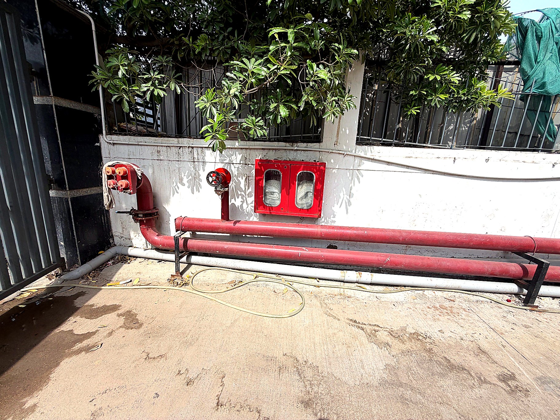 External hydrant header with landing valve and hose cabinet installed by Decon Infratech at the Okhla Phase-1 project